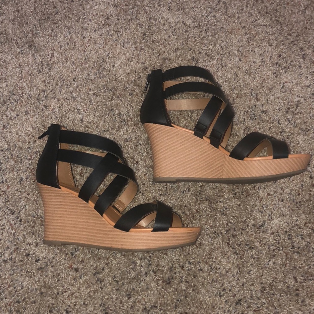 Black wedges